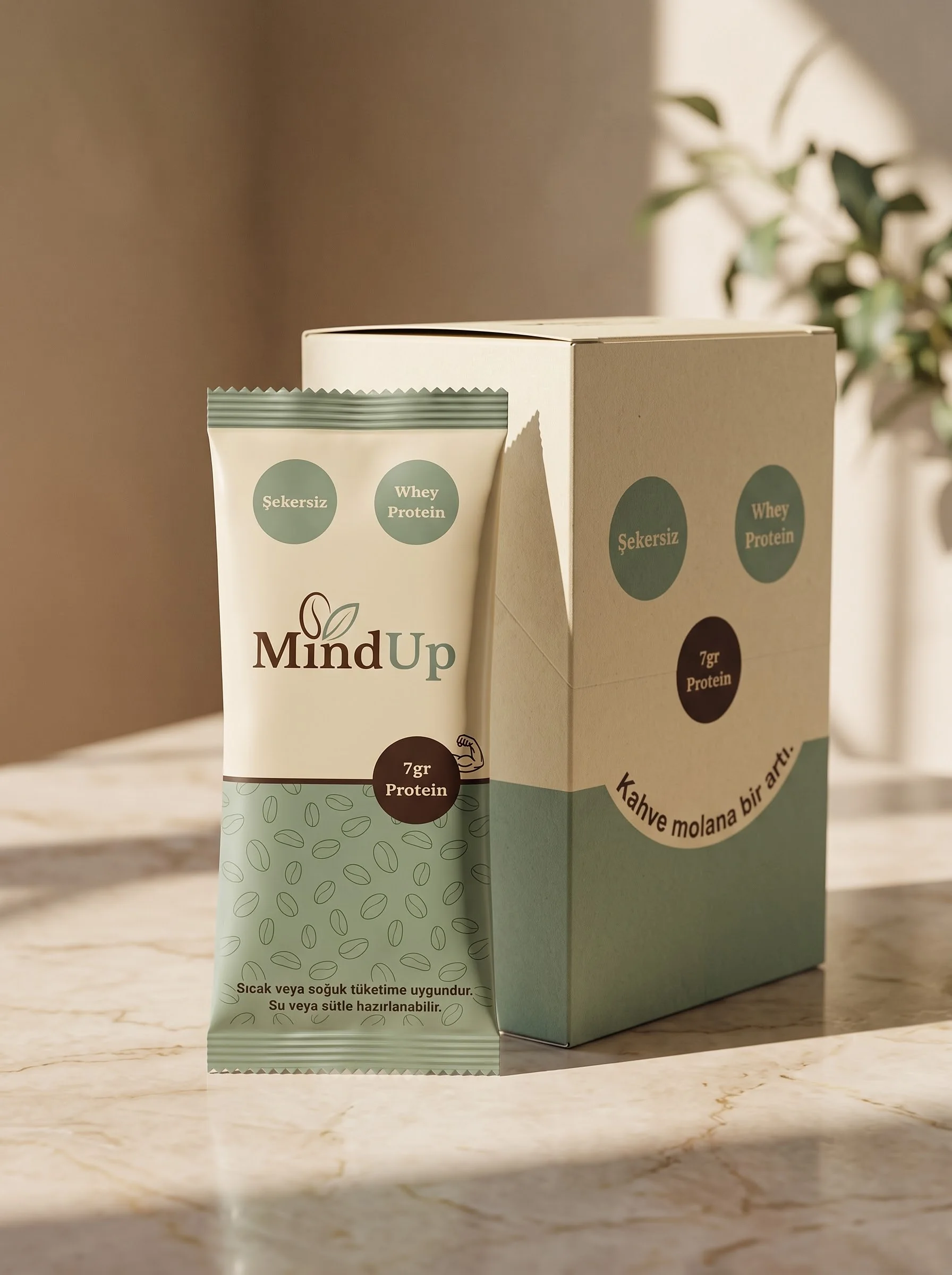 Güneş vuran mermer tezgahta MindUp protein kahve saşesi ve kutusu